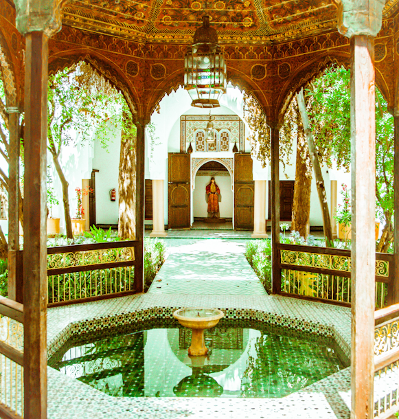 Pavillon sculpté et fontaine du riad