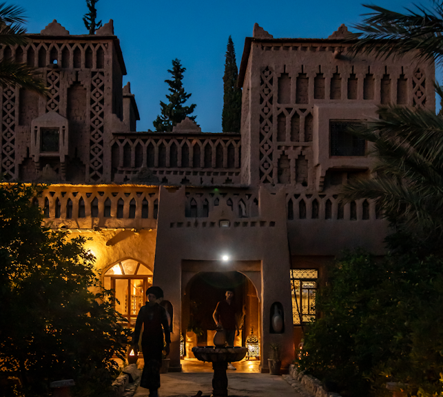 Façade du Riad Yasmine au crépuscule